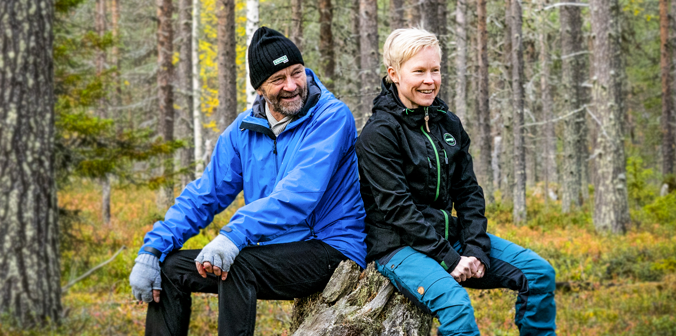 Metsänomistaja ja Annika Vaara metsäkäynnilla. Puukauppa.